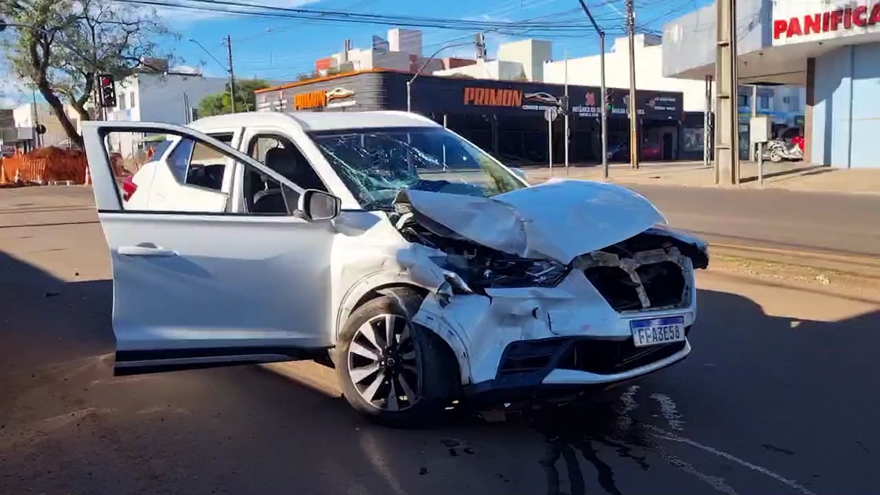 Acidente entre um Jeep Renegade e um Nissan Kicks na Cuiabá com a Assunção