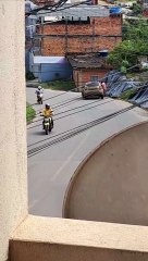 Viatura da PM ‘prensa’ homem em barranco que revida atirando objetos na guarnição