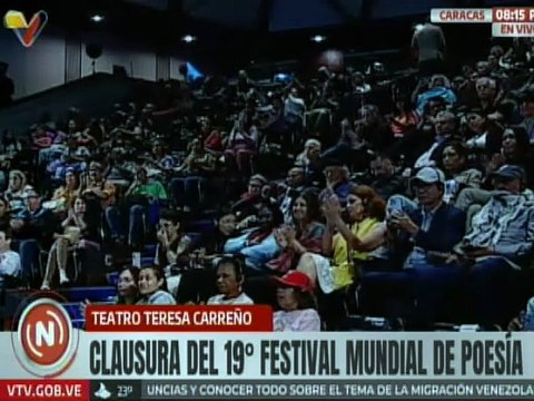 Caracas | Poeta Belén Ojeda declama durante la clausura del 19° Festival Mundial de Poesía