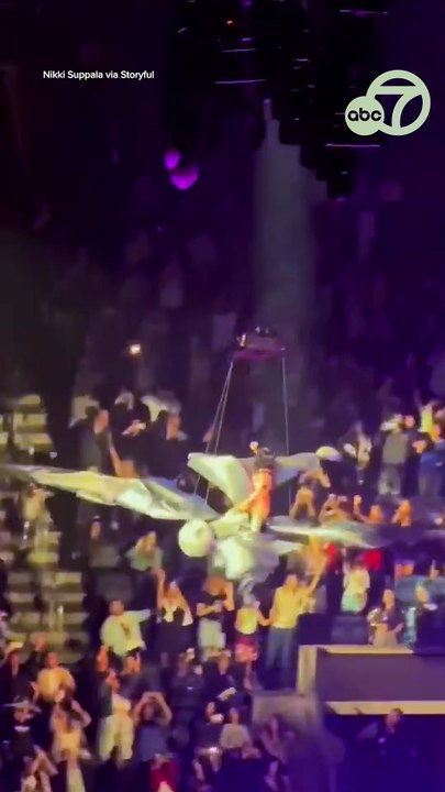 Enorme frayeur pour Katy Perry qui manque de faire une chute de plusieurs mètres en plein concert à San Francisco, alors que la structure sur laquelle elle se trouve vacille...
