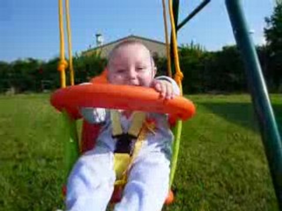 Mathieu fait de la balançoire