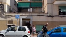 Los agentes sacan a uno de los cuatro detenidos por okupar la casa de un nonagenario en Getafe