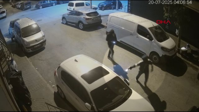Sultangazi'de park halindeki otomobile silahlı saldırı kamerada