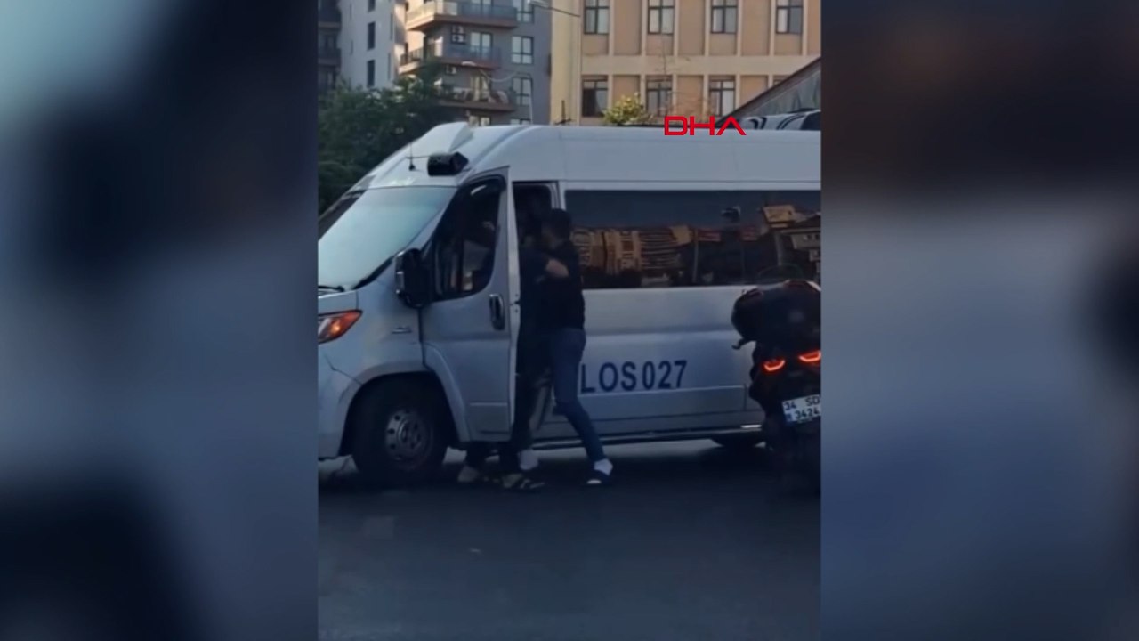 Kağıthane'de trafikte yol verme kavgası kamerada