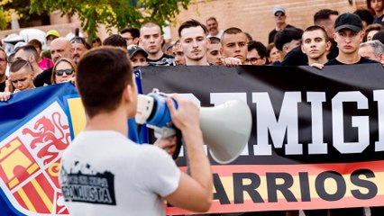 Unas 170 personas respaldan la protesta con gritos como "La inmigración destruye tu nación"