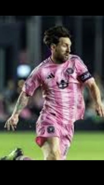 LIONEL MESSI EMBARRASSED GOALKEEPER WITH A CHIP 🍟 #football #soccer #shortssport #ronaldino #messi