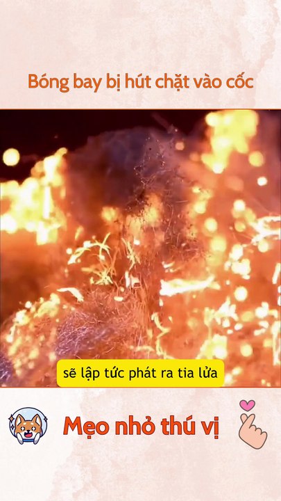 Bóng bay bị hút chặt vào cốc