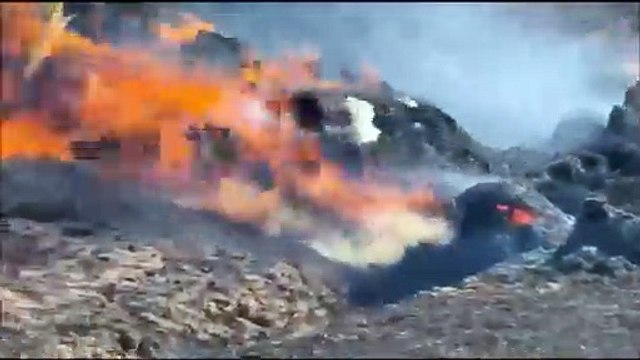 Campo in fiamme a Sesto Fiorentino, l'intervento dei vigili del fuoco