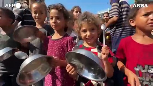 Gaza, ressa per il cibo: centinaia di persone 'suonano' le pentole vuote