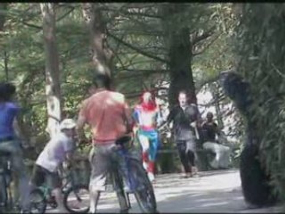 Spiderman et gorille. au parc leo lagrange