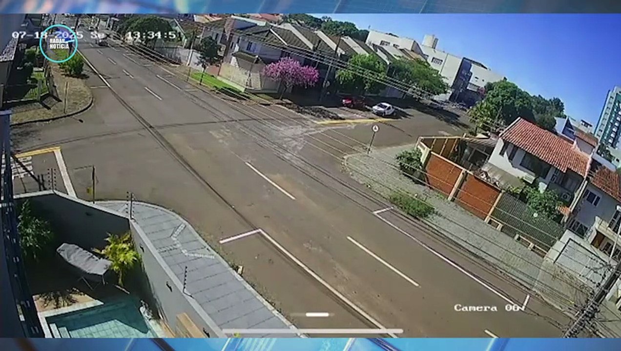 Captur capota após colisão com Saveiro e motorista fica ferido