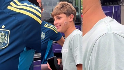 Montse Tome firmó en la cara aun aficionado