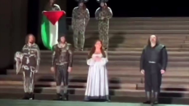 Un artiste déploie un drapeau palestinien sur scène durant une représentation au Royal Opera House à Londres - Une action qualifiée de «totalement inappropriée» par la célèbre institution