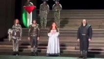 Un artiste déploie un drapeau palestinien sur scène durant une représentation au Royal Opera House à Londres - Une action qualifiée de «totalement inappropriée» par la célèbre institution