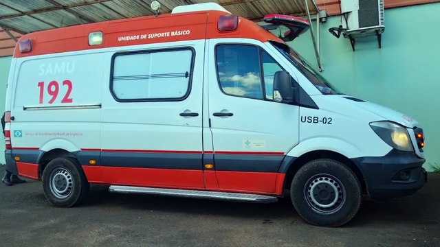 Suspeito agredido por populares é socorrido pelo Samu na Delegacia de Cascavel