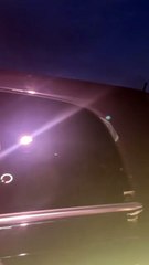 Marcus Rashford abandonando el aeropuerto de Barcelona en coche