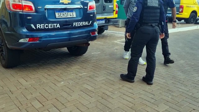 Homem é levado algemado pela Receita Federal até a Delegacia de Polícia Civil de Cascavel