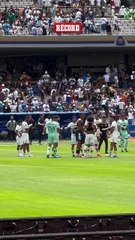 Rodrigo Parra recibe abrazo de sus compañeros y juntos cantan el “Goya” al finalizar el encuentro