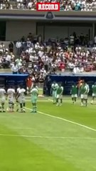 En el medio tiempo, Carlos Moreno, portero de Pachuca, se acercó a Rodrigo Parra