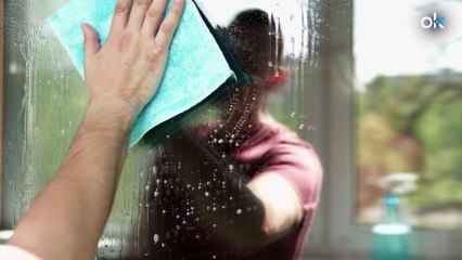 Ni jabón ni bicarbonato: el sencillo truco para dejar impolutos los cristales de tu casa y sin marcas