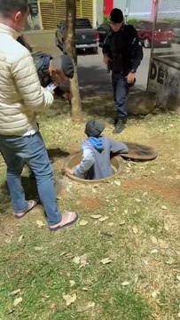 Polícia aborda homem acusado de furtar fios de cobre dentro de bueiro