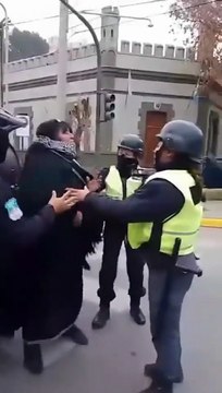 Tensión en Neuquén: 17 detenidos tras el desalojo de comunidades mapuches que reclaman reconocimiento legal