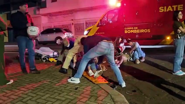 Colisão entre motos deixa um homem e duas mulheres feridos no Centro de Cascavel