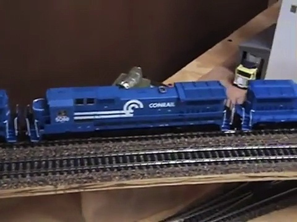 More on the Walthers Tri-Level Auto Racks.wmv - conrailSD40guy (360p, h264)