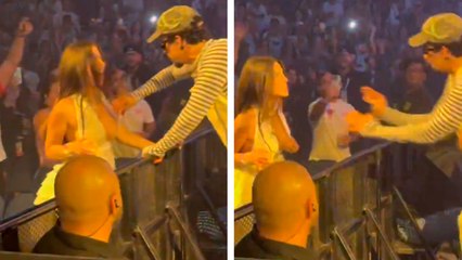 Bad Bunny le acomoda escote a una fan en pleno concierto