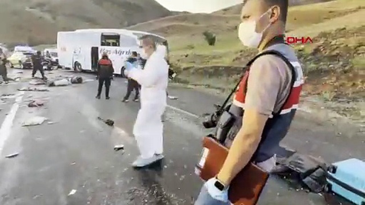 Yolcu otobüsü yoldan çıkarak devrildi, çok sayıda ölü ve yaralı var...