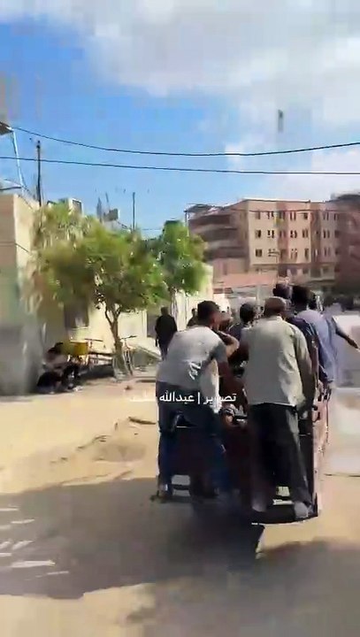 غزہ کی پٹی کے جنوبی علاقے خان یونس کے جنوب میں التینا کے علاقے میں قابض فوج کے حملے کے بعد درجنوں زخمی، جن میں بچے بھی شامل ہیں، ناصر میڈیکل کمپلیکس پہنچے۔