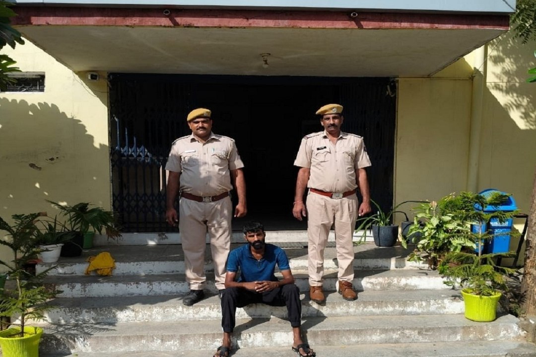 Police Action : नीमराना थाना पुलिस की कार्रवाई :  अवैध पिस्टल के साथ फरार इनामी हिस्ट्रीशीटर गिरफ्तार
