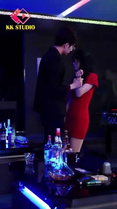 ヤクザのボスが妻を連れて寿司を食べに行ったら、若い男たちが彼女を口説こうとした...そして衝撃...