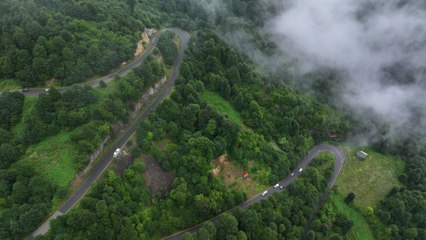Dağların arasından süzülen sis! Bu yaylanın seyrine doyum olmuyor
