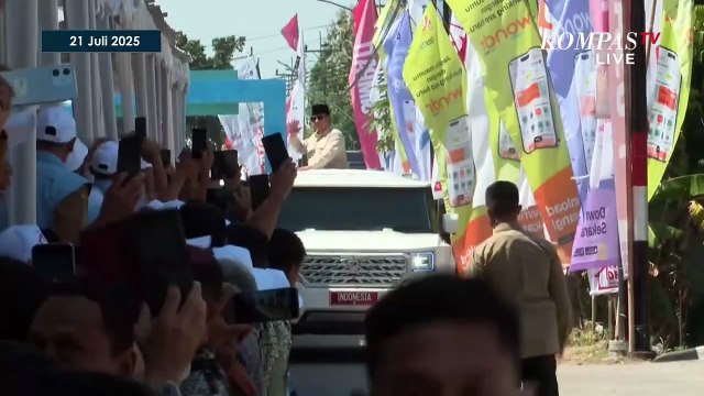 Riuh! Prabowo Sapa Warga dari Atas Mobil Kepresidenan Jelang Luncurkan Koperasi Desa Merah Putih