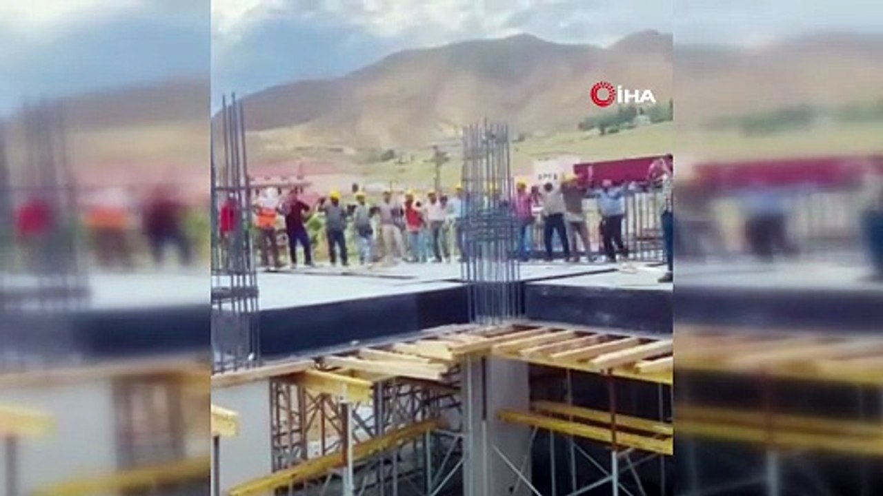 Düğün salonunda çalan müziğe eşlik eden işçilerin görüntüsü gülümsetti