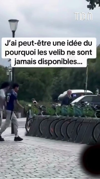 Des jeunes s’en prennent aux Vélib’ dans les rues de Paris