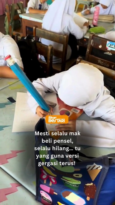 Aksi murid guna pensel 'gergasi' curi tumpuan!