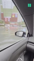 Una persona desafía al tifón Wipha y conduce su coche una carrera inundada en China