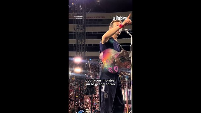 Chris Martin prévient le public avant de lancer la kiss cam