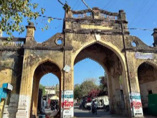 दतिया शहर धार्मिक भक्तों के लिए एक संपन्न तीर्थ स्थल जो ऐसा शहर एक पत्थर की दीवार से घिरा हुआ ?