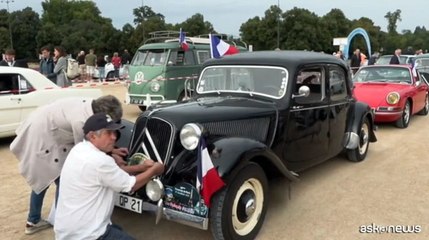 Rolls Royce e Cinquecento, la parata delle auto d'epoca a Parigi