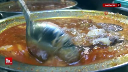 Gaziantep'te 12 saat piştikten sonra sofraya gelen lezzet: Beyran