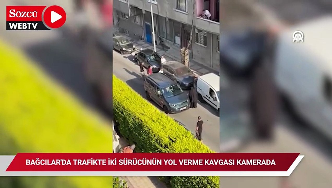 Bağcılar'da trafikte iki sürücünün yol verme kavgası kamerada