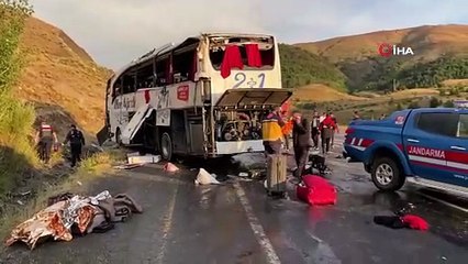 Sivas'ta yolcu otobüsü dağa çarptı: Ölü ve yaralılar var!