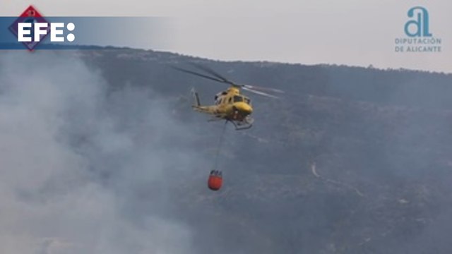 Se reincorporan los medios aéreos al incendio de Ibi (Alicante), que ha sido perimetrado