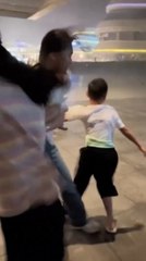 Los fuertes vientos en China hacen que mantenerse en pie no sea una tarea fácil