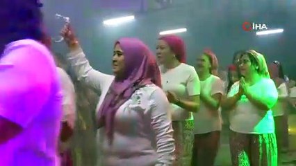 Manisa’nın tarihi mahallesi şalvar gecesiyle şenlendi