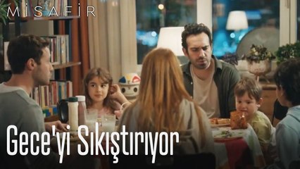 Gece'yi sıkıştırıyor 😅