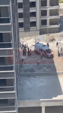 Şanlıurfa’nın Karaköprü ilçesinde 8 katlı bir binada çalışan 19 yaşındaki işçi, dengesini kaybederek zemine düştü. Talihsiz genç ağır yaralandı.